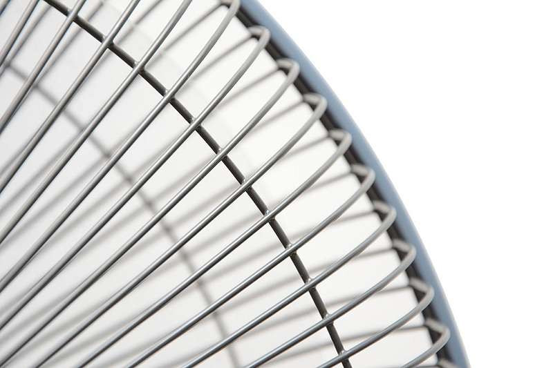 Nan quạt đan khít, lồng quạt chắc chắn đảm bảo an toàn cho người sử dụng khi tiếp xúc với quạt