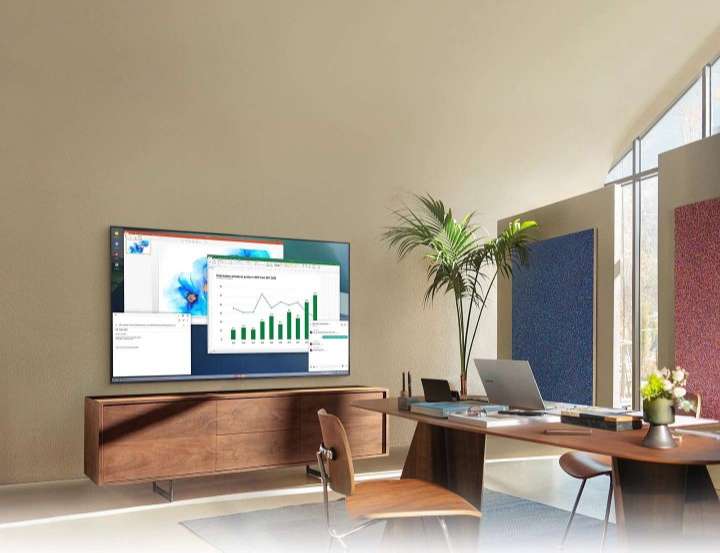 Trong văn phòng tại phòng khách, màn hình TV hiển thị tính năng PC trên TV cho phép TV gia đình kết nối với PC văn phòng.