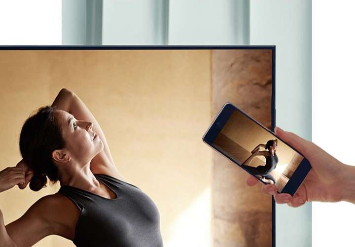 Người dùng chạm điện thoại thông minh của họ vào TV AU7000 để phản chiếu nội dung diễn viên múa ba lê của họ lên màn hình lớn hơn để tạo trải nghiệm xem thoải mái hơn.