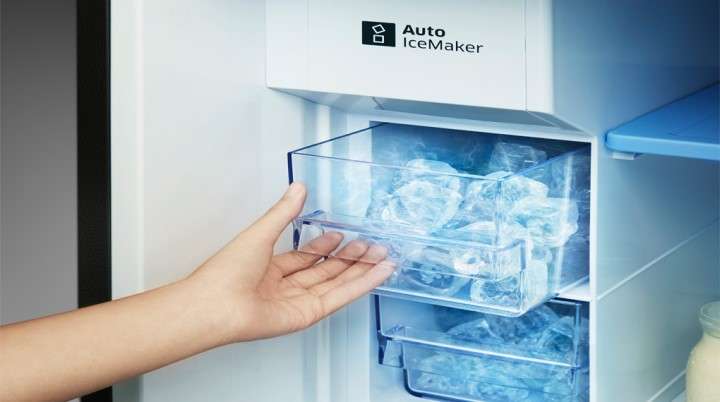 Tủ lạnh Electrolux Inverter 308 lít EBB3462K-H-Tiết kiệm thời gian làm đá với tính năng làm đá tự động và 2 ngăn chứa đá linh hoạt