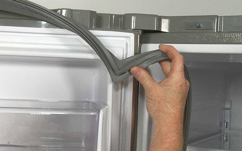 Tủ lạnh đọng hơi nước là do gioăng tủ hư hỏng.