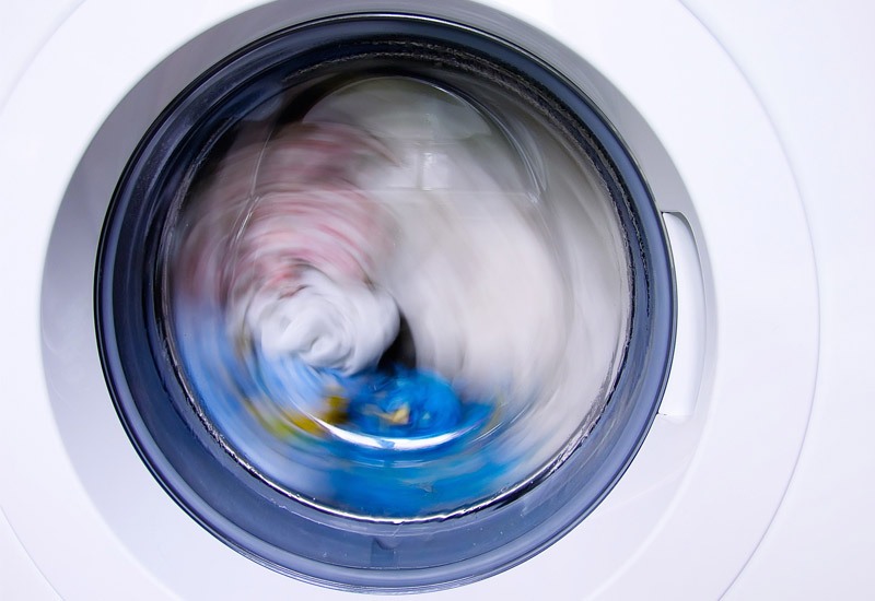 Sau khi sử dụng xong, bạn mở cửa máy giặt để làm khô lồng giặt