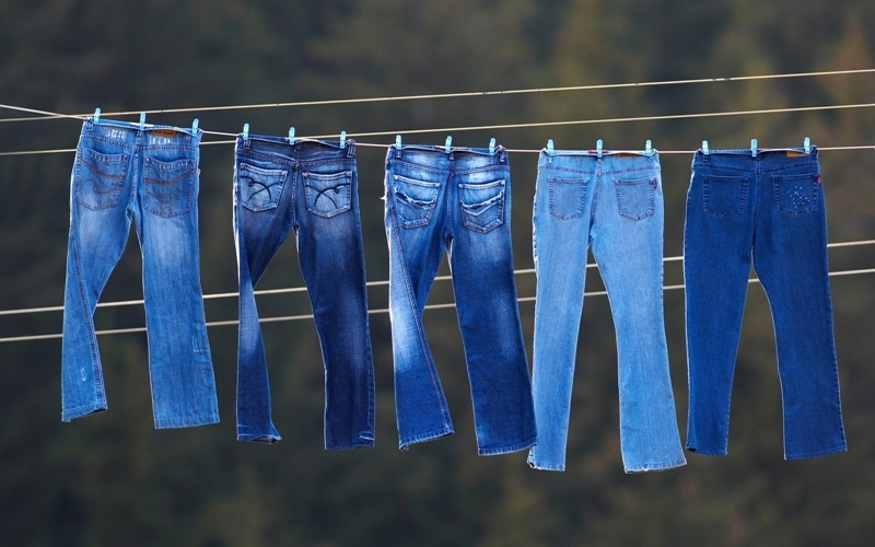 Phơi ngay quần jeans sau khi giặt máy xong.