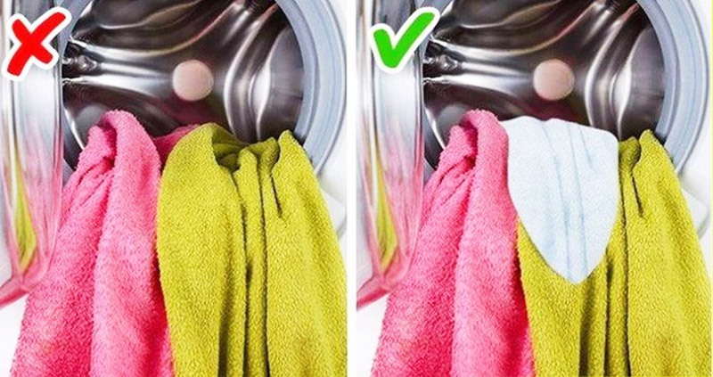 Khi giặt đồ nghi có áo quần phai màu, hay cho một miếng vải đã tẩm banking soda phơi khô vào cùng món đồ đó.