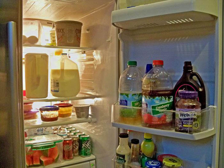 Có quá nhiều đồ đặt trên thành tủ lạnh
